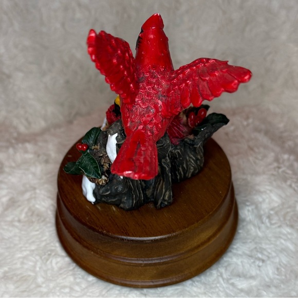 Enesco Cardinal & Babies Musical Decor plays
Chestnuts Roasting on an Open Fire - Picture 5 of 8